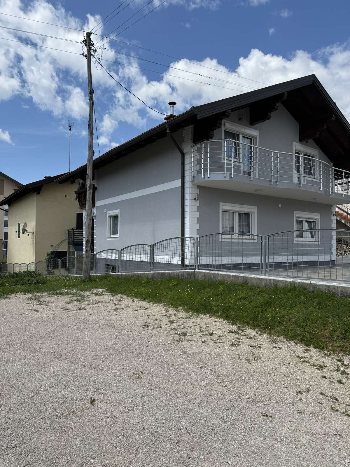 Na prodaju imanje sa dvije kuće – plac 590 m², kompletno uređeno i useljivo