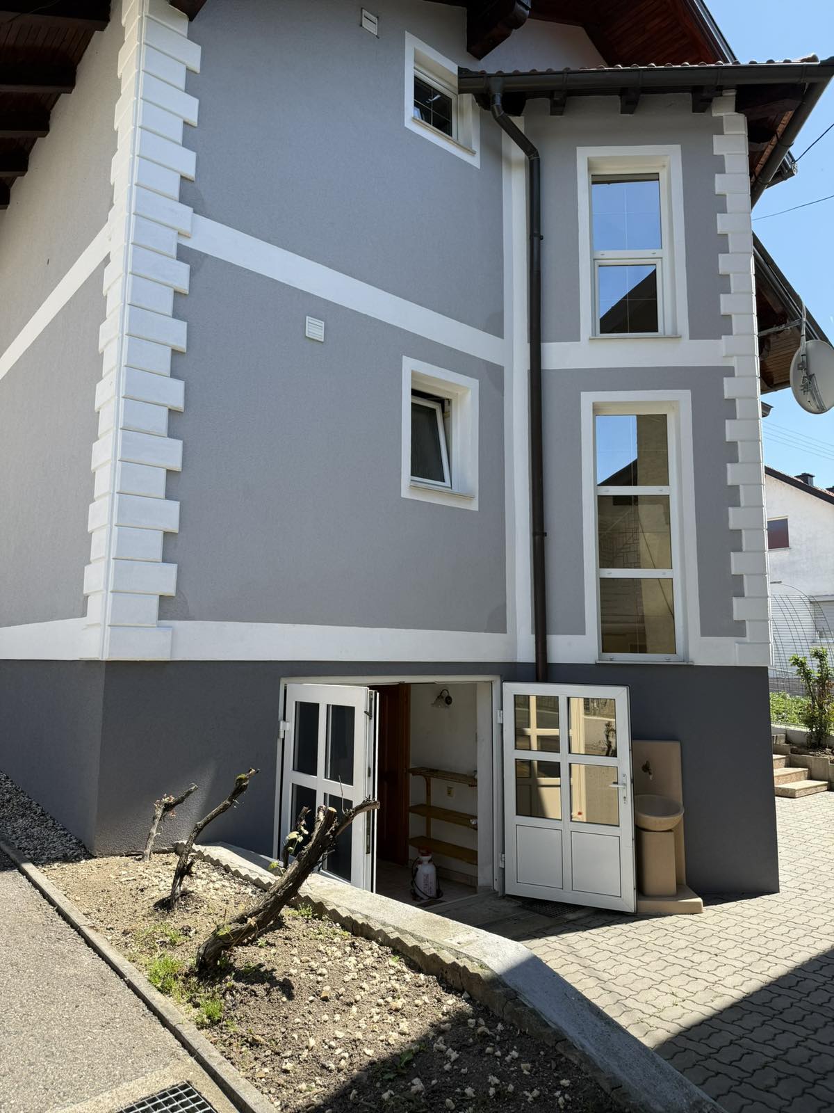 Na prodaju imanje sa dvije kuće – plac 590 m², kompletno uređeno i useljivo