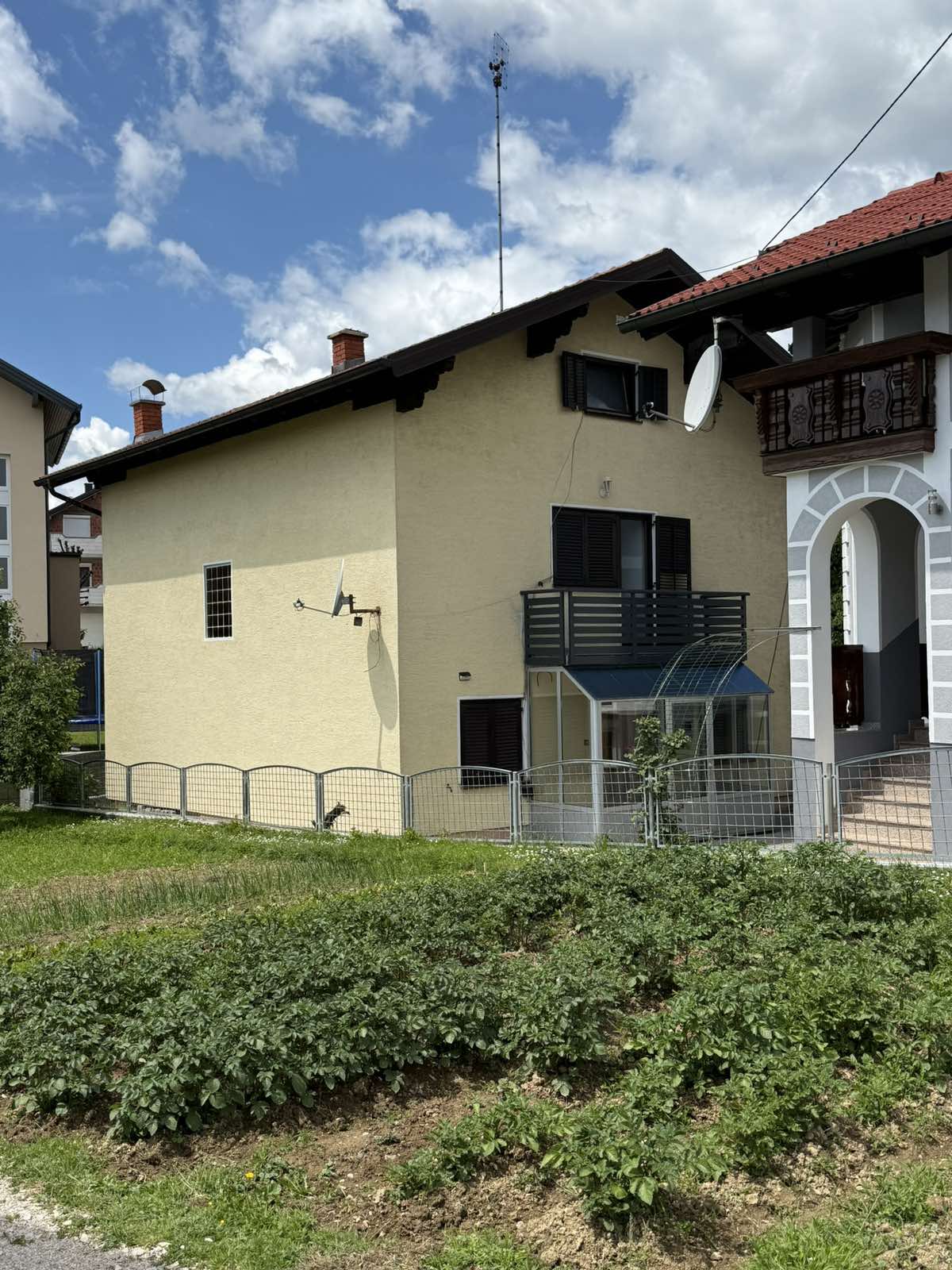 Na prodaju imanje sa dvije kuće – plac 590 m², kompletno uređeno i useljivo