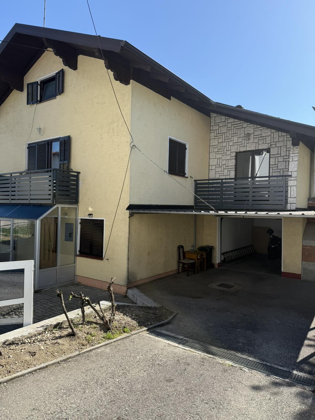 Na prodaju imanje sa dvije kuće – plac 590 m², kompletno uređeno i useljivo