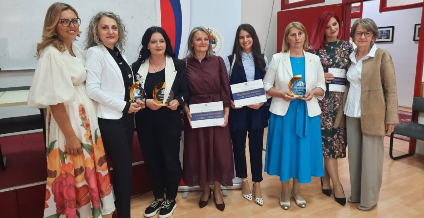 Nastavnici iz Prnjavora meฤu najboljima u Republici Srpskoj: Osvojili priznanja na konkursu โAplauz za nastavnikaโ