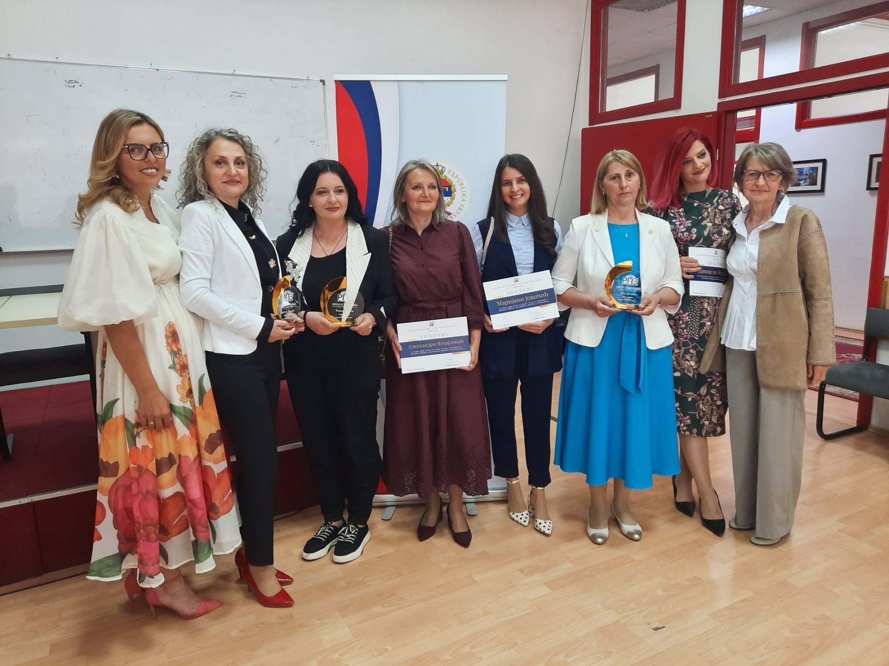 Nastavnici iz Prnjavora među najboljima u Republici Srpskoj: Osvojili priznanja na konkursu „Aplauz za nastavnika“