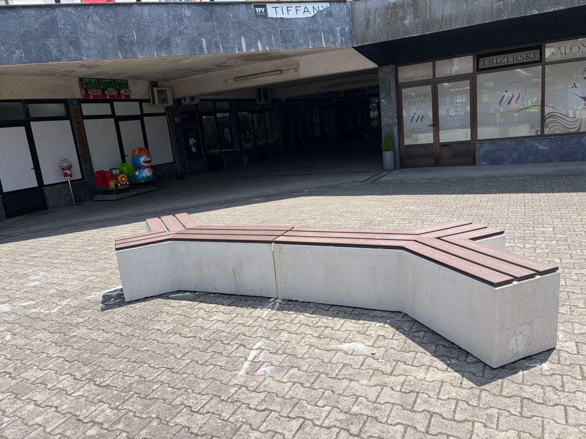 Nove klupe i kante za otpad postavljene u centru Prnjavora (FOTO)