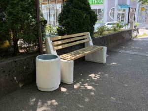 Nove klupe i kante za otpad postavljene u centru Prnjavora (FOTO)