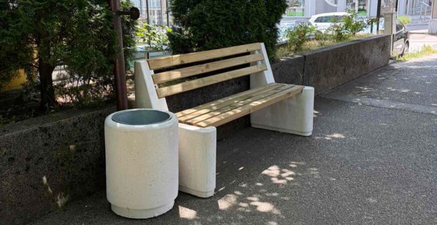 Nove klupe i kante za otpad postavljene u centru Prnjavora (FOTO)