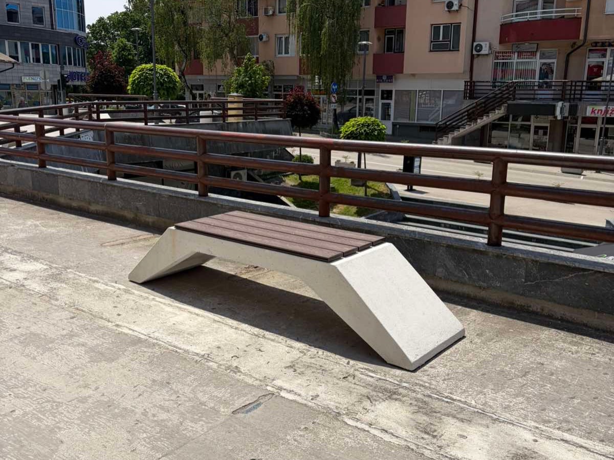 Nove klupe i kante za otpad postavljene u centru Prnjavora (FOTO)