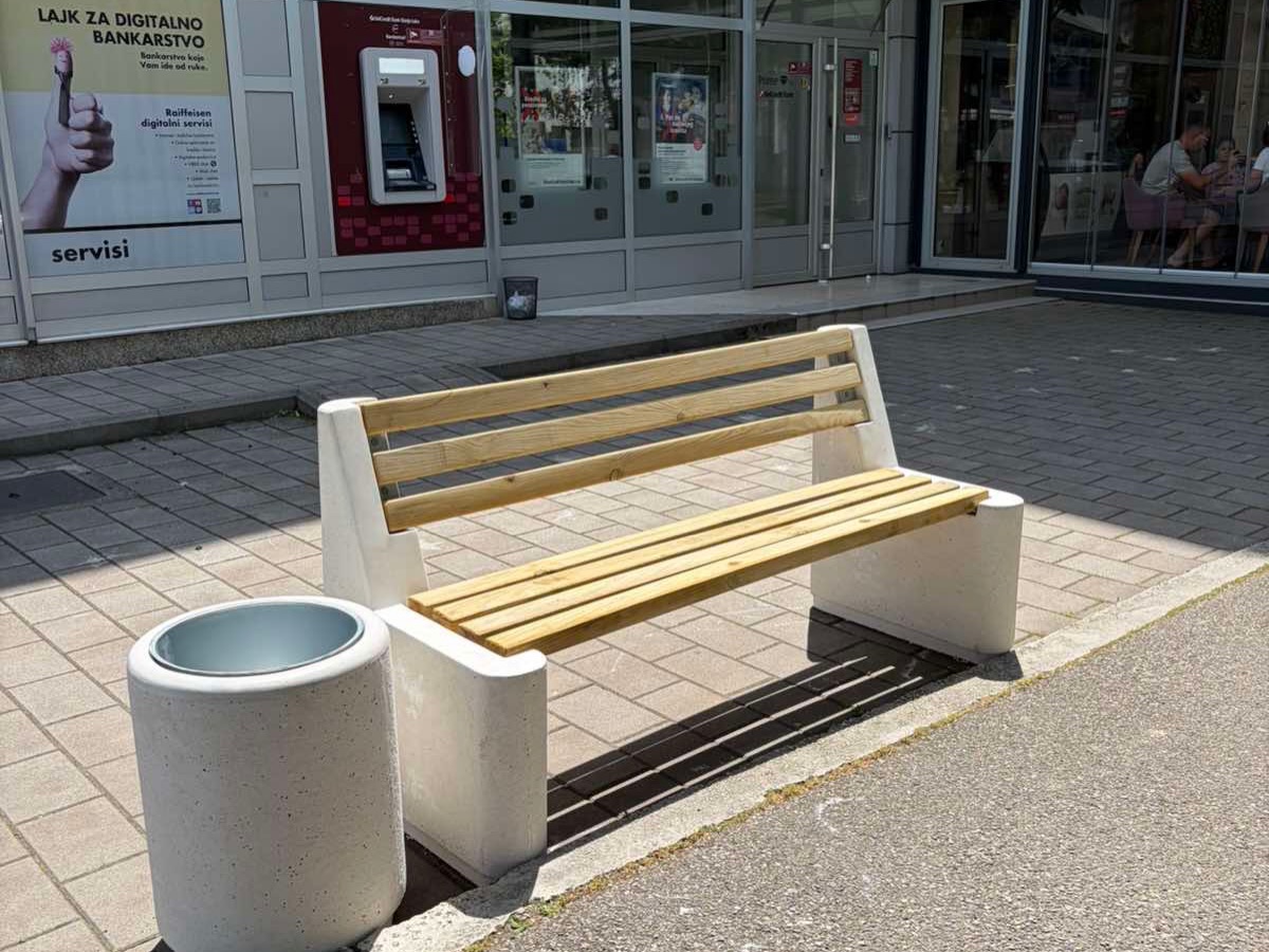 Nove klupe i kante za otpad postavljene u centru Prnjavora (FOTO)
