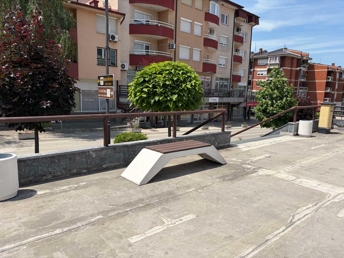 Nove klupe i kante za otpad postavljene u centru Prnjavora (FOTO)