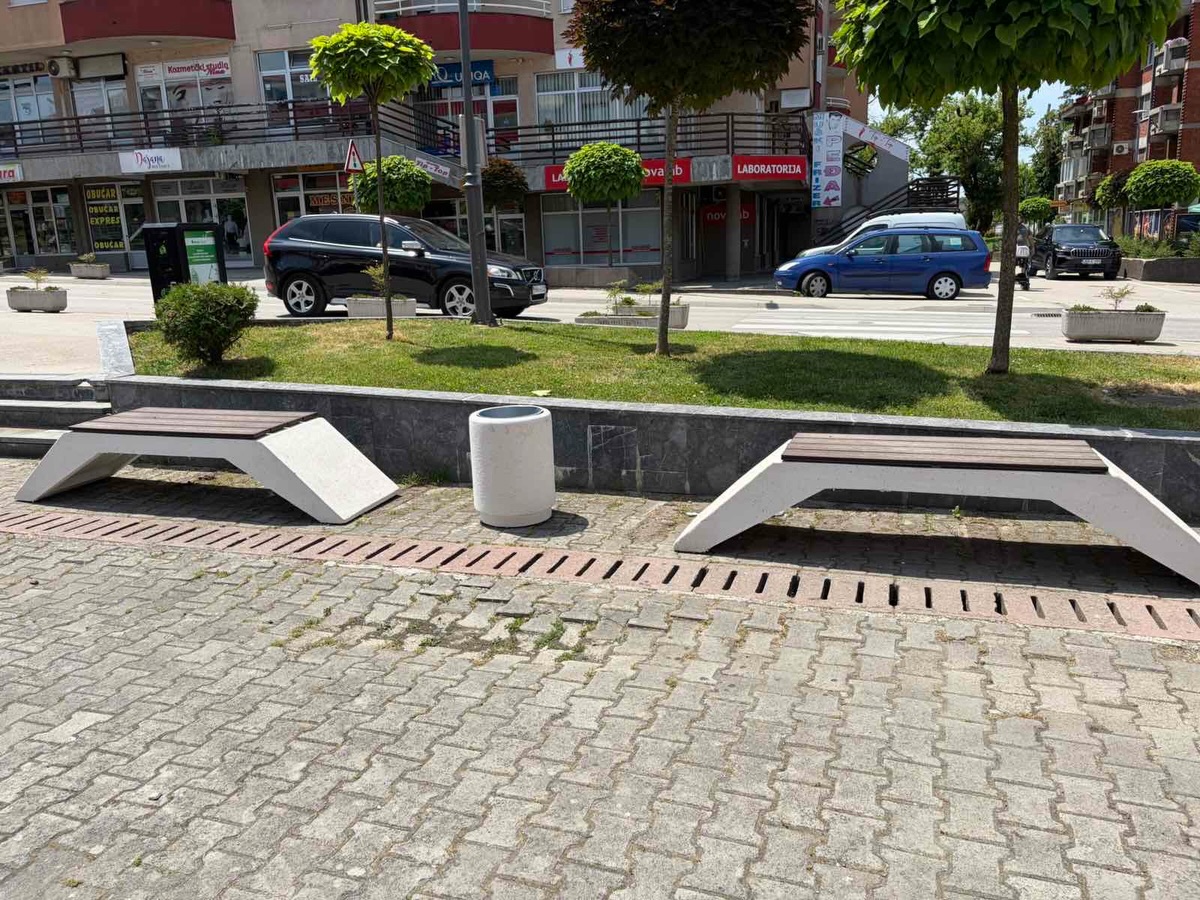 Nove klupe i kante za otpad postavljene u centru Prnjavora (FOTO)