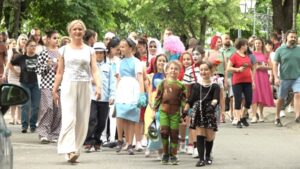 Šarena povorka mališana oduševila Prnjavor (FOTO)