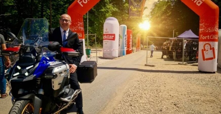 Veฤeras defile motorista i koncert grupe “Van Gog” na Bajk festu