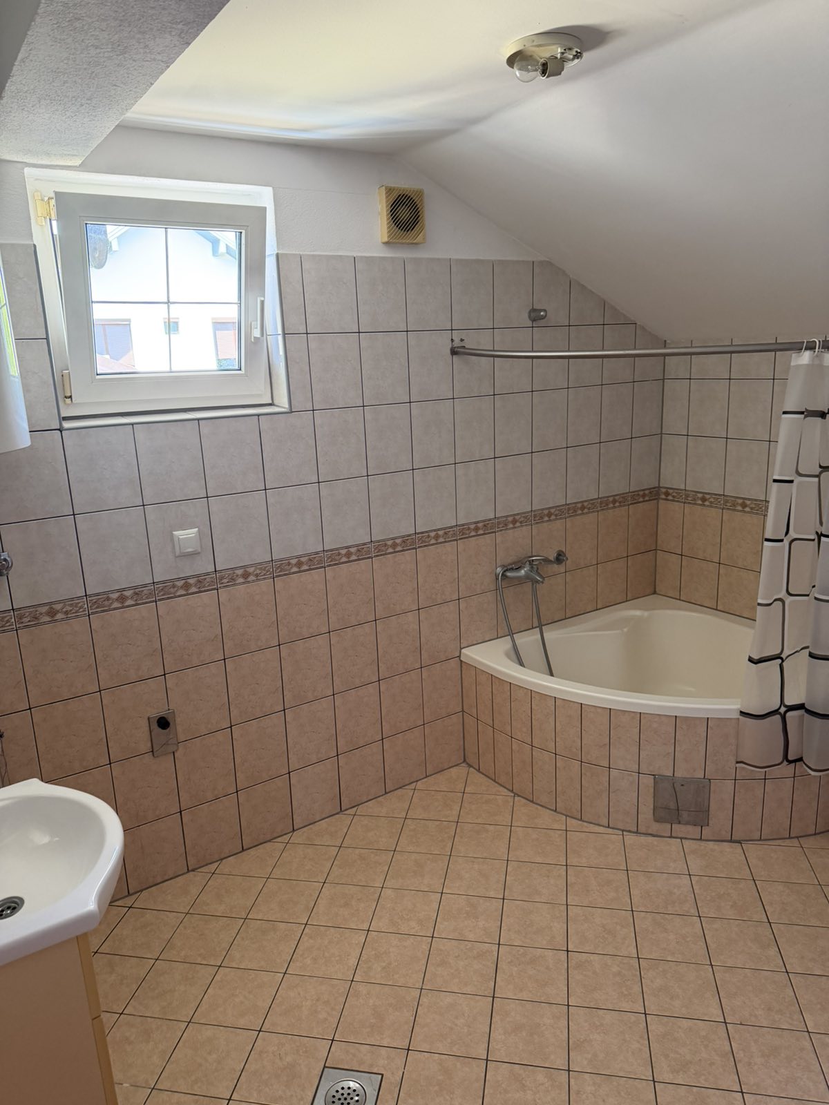 Na prodaju imanje sa dvije kuće – plac 590 m², kompletno uređeno i useljivo