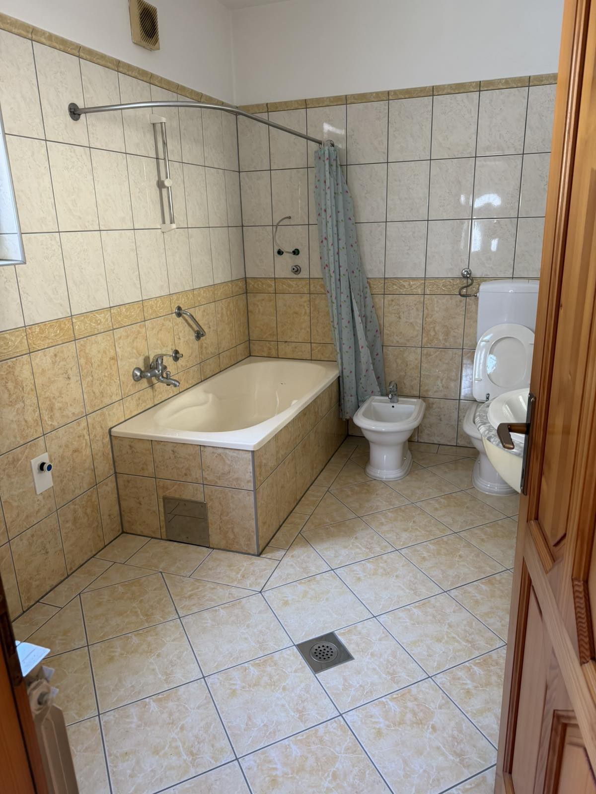 Na prodaju imanje sa dvije kuće – plac 590 m², kompletno uređeno i useljivo