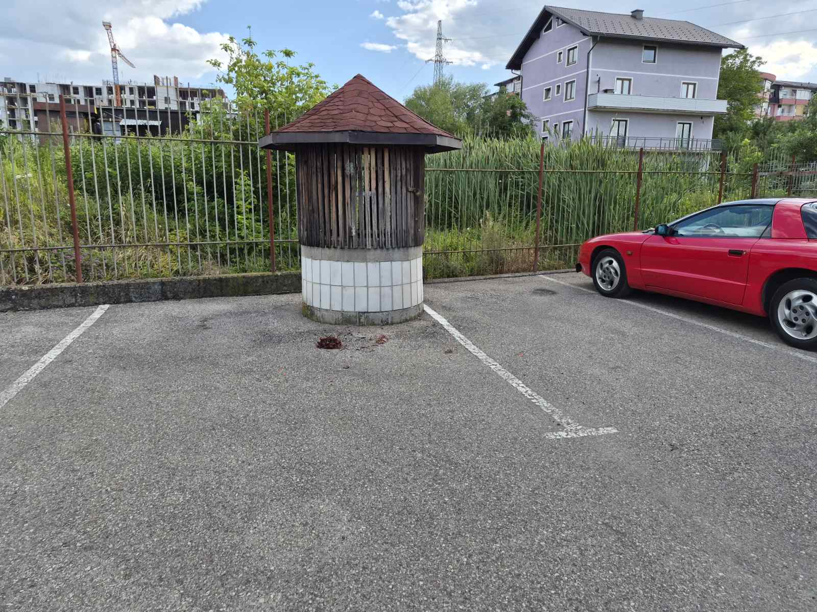 Tokom noći oštećen poslovni objekat u Prnjavoru, policija vodi istragu