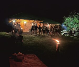 Zašto su najbolje gradske proslave ove sezone preselile na travu? (Restoran vs. Vikendica)