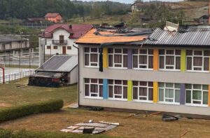 Jak vjetar oštetio krov Osnovne škole u Naseobini Lišnji, područje Prnjavora bez struje