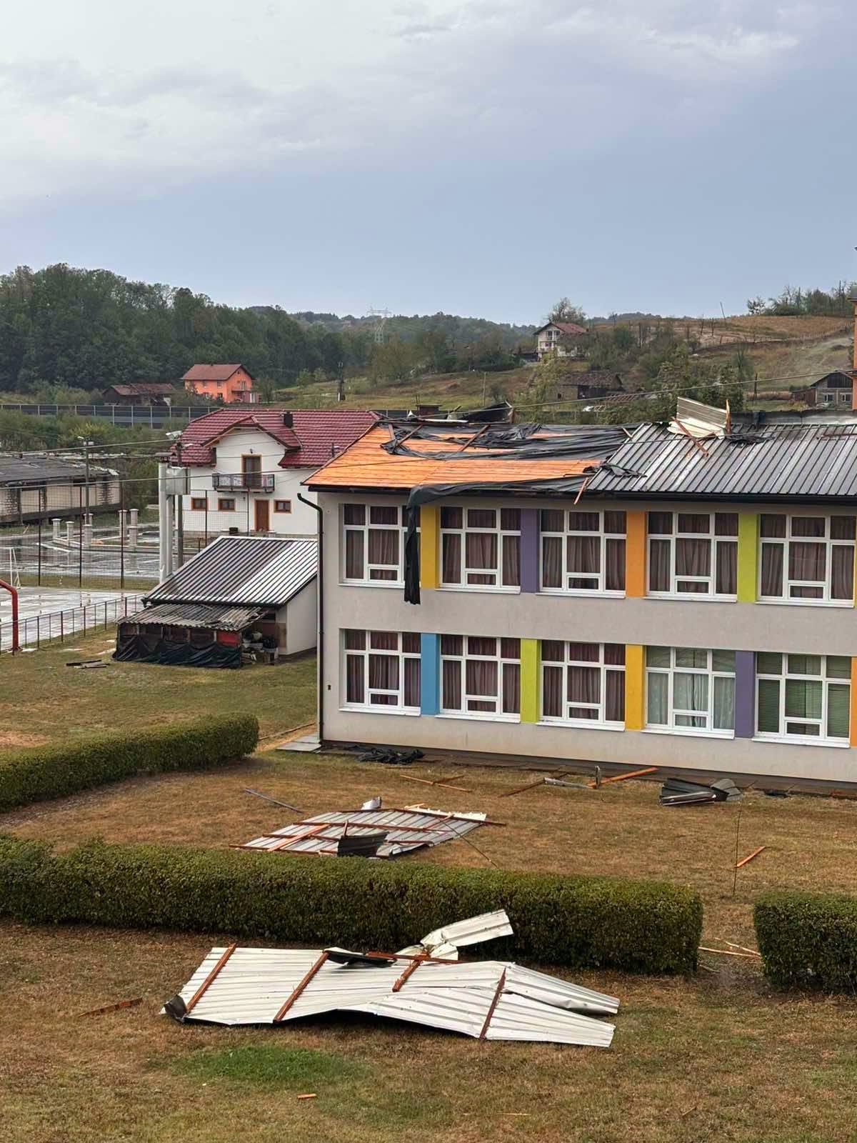 Jak vjetar oštetio krov Osnovne škole u Naseobini Lišnji, područje Prnjavora bez struje