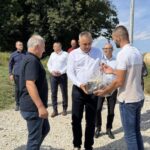 Minić u posjeti poljoprivrednom gazdinstvu Dejana Simića u Prnjavoru: Dokaz da selo ima budućnost (FOTO/VIDEO)