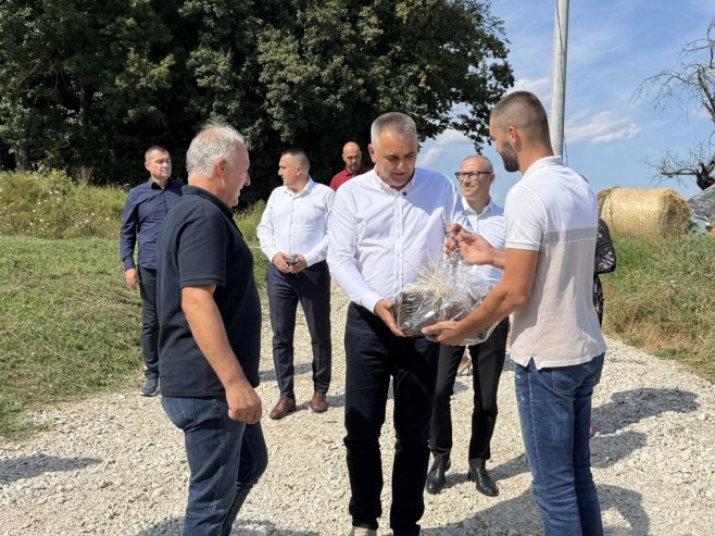 Minić u posjeti poljoprivrednom gazdinstvu Dejana Simića u Prnjavoru: Dokaz da selo ima budućnost (FOTO/VIDEO)