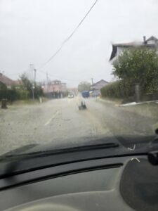 Olujno nevrijeme pogodilo Prnjavor: Vjetar nosio krovove, ulice pod vodom (FOTO)