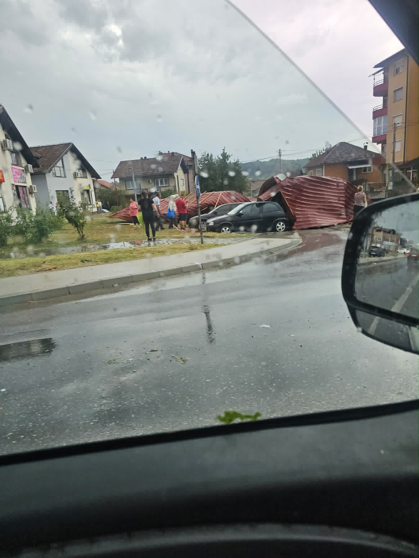 Olujno nevrijeme pogodilo Prnjavor: Vjetar nosio krovove, ulice pod vodom (FOTO)