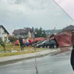 Jak vjetar oštetio krov Osnovne škole u Naseobini Lišnji, područje Prnjavora bez struje