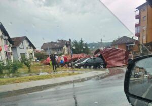 Olujno nevrijeme pogodilo Prnjavor: Vjetar nosio krovove, ulice pod vodom (FOTO)