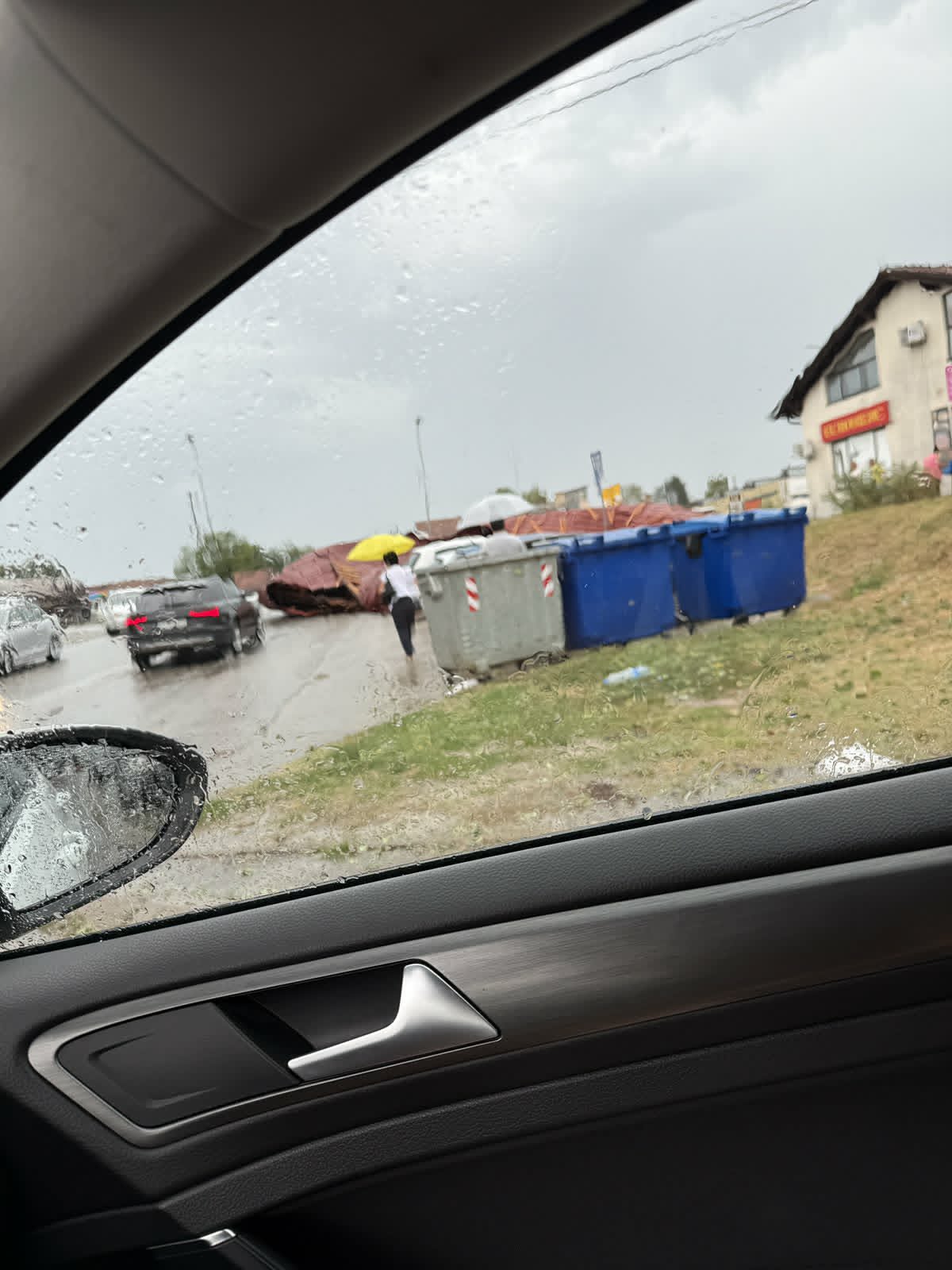 Olujno nevrijeme pogodilo Prnjavor: Vjetar nosio krovove, ulice pod vodom (FOTO)