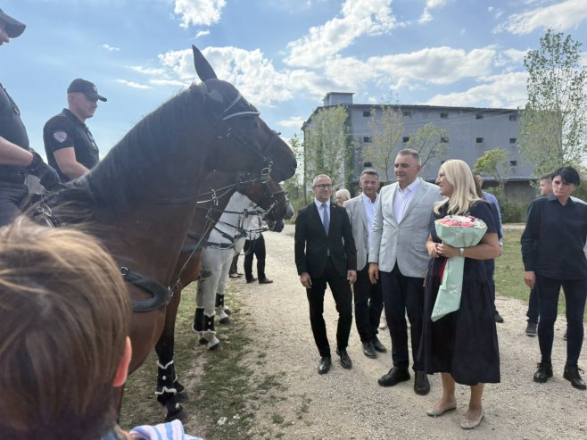 Minić i Cvijanović posjetili Ergelu “Vučijak” u Prnjavoru (FOTO/VIDEO)
