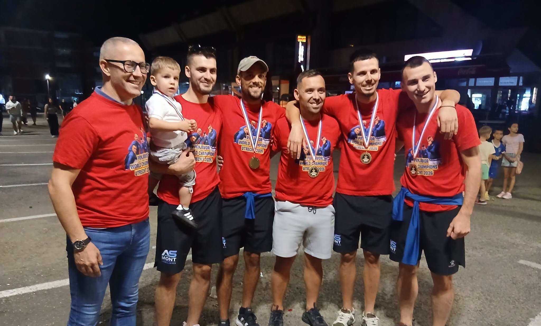 Svjetski prvaci dočekani u Prnjavoru uz baklje i veliki broj građana