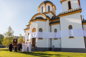СВЕЧАНО У ХРВАЋАНИМА: Освештан храм Светог Николаја, кум на освећењу градоначелник Дарко Томаш