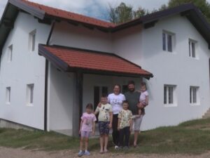 Sedmočlana porodica Stanić iz Mračaja kod Prnjavora trošnu kuću zamjenila novim domom Prilog RTRS