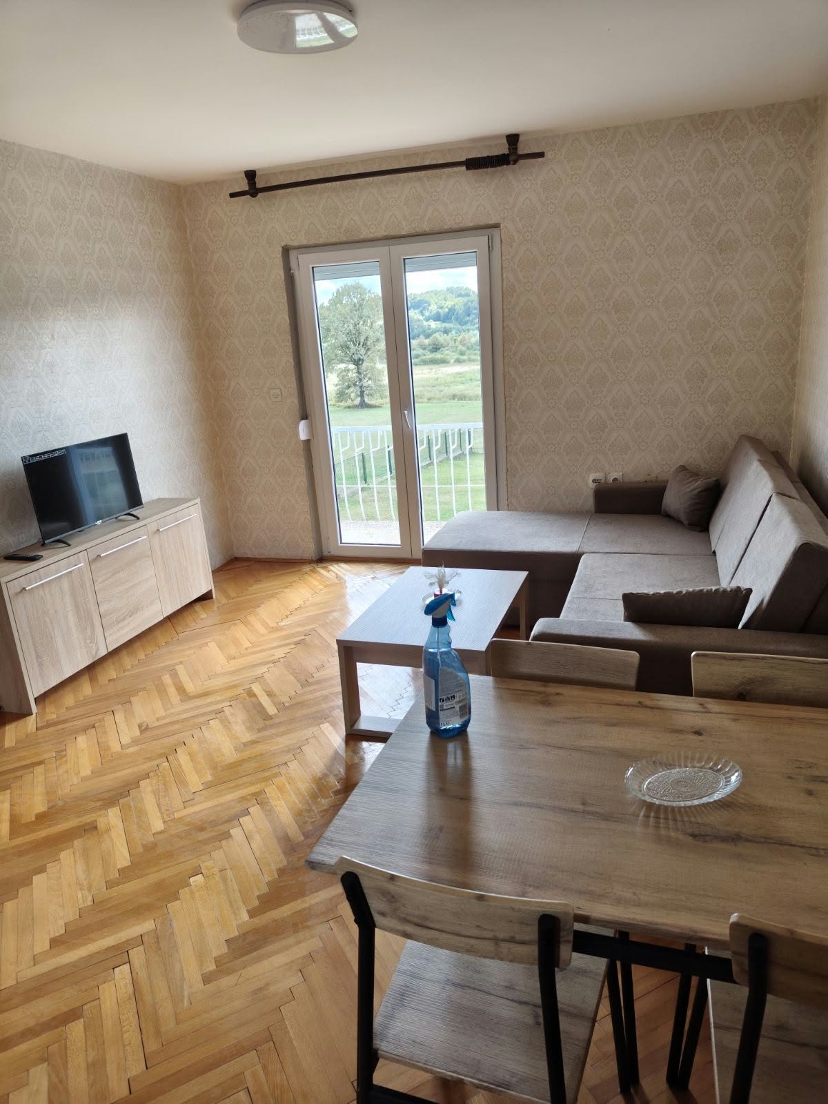 Na prodaju namještena i useljiva kuća u Prnjavoru