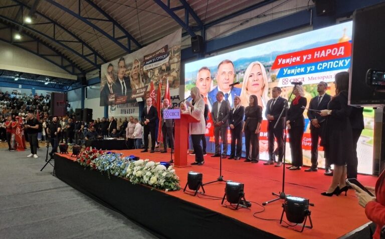 Centralna tribina SNSD-a u Prnjavoru: ”Građani izborom SNSD-a biraju budućnost i razvoj svog grada” (FOTO)